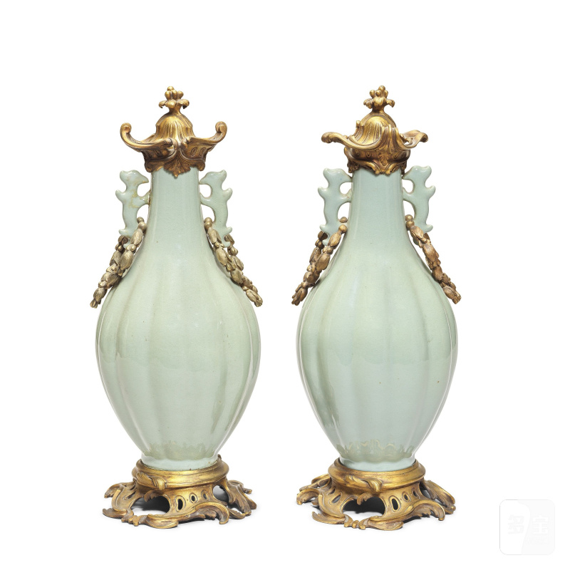 十九世紀 青釉瓶一對鑲法式金飾 | A PAIR OF FRENCH ORMOLU-MOUNTED CELADON-GLAZED VASES - 图1